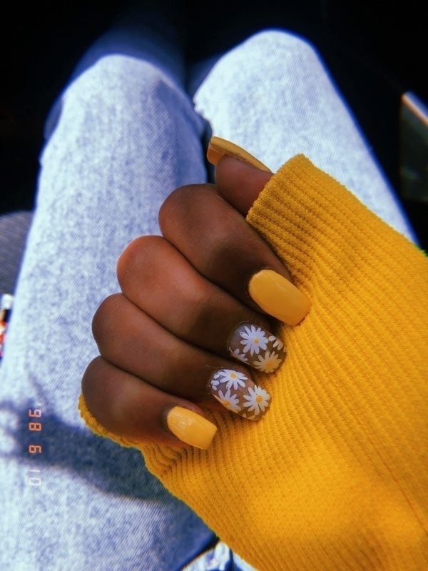 Moda Unhas amarelas com flores💛🌻