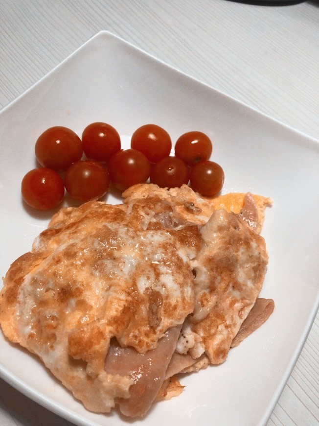 Fashion Tortilla francesa de jamon y queso con tomates cherry 