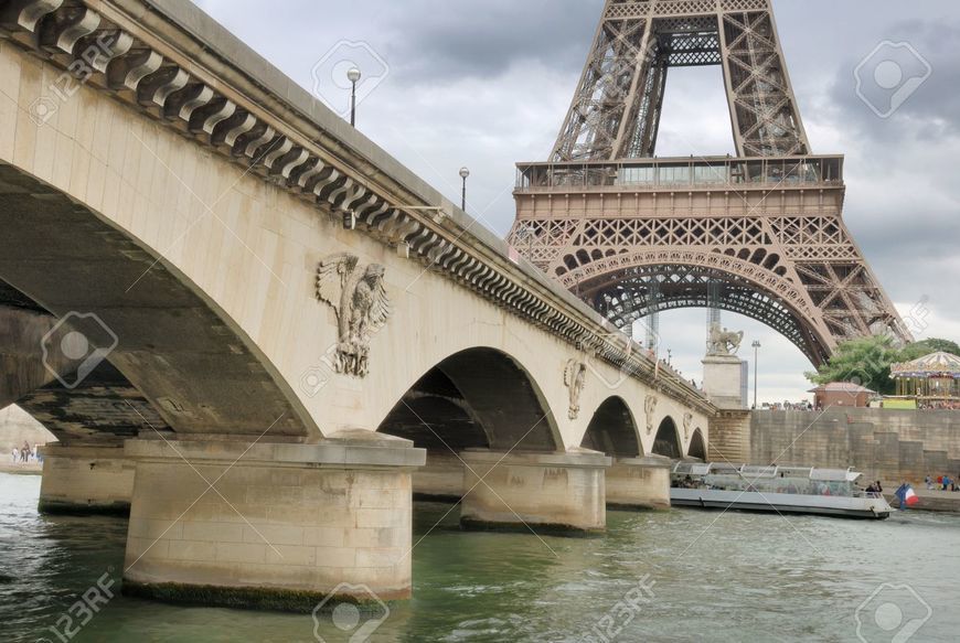 Place Pont De Léna