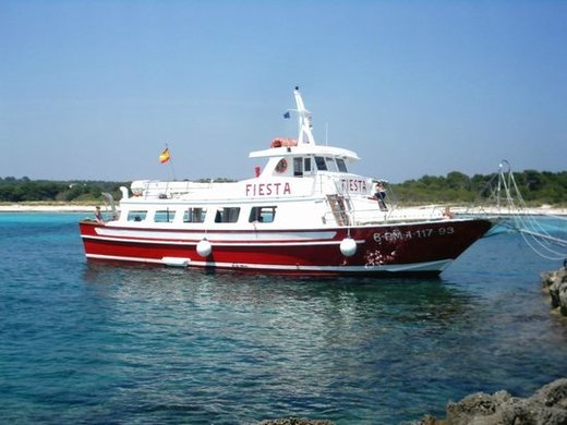 Fiesta, el barco rojo en Menorca