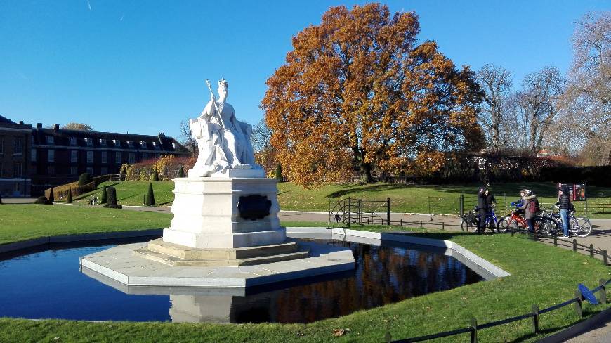 Place Queen Victoria Statue