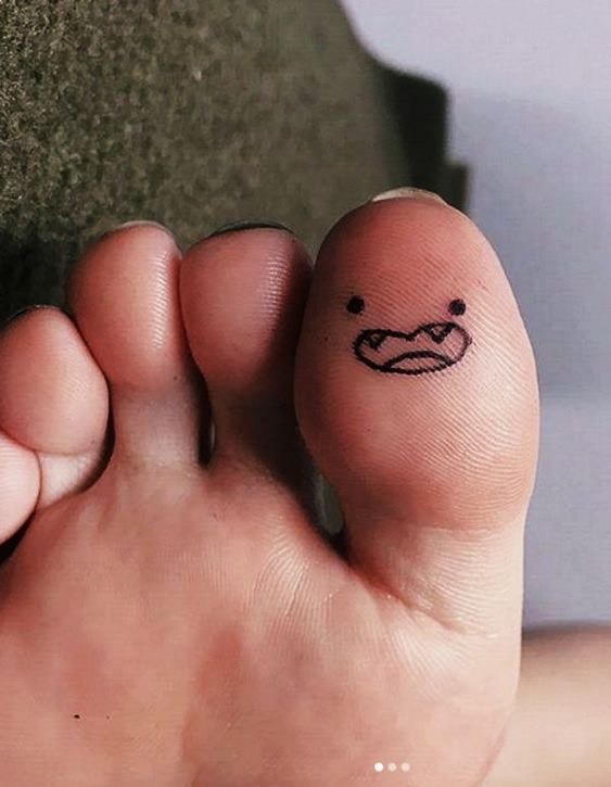 Fashion toe tattoo