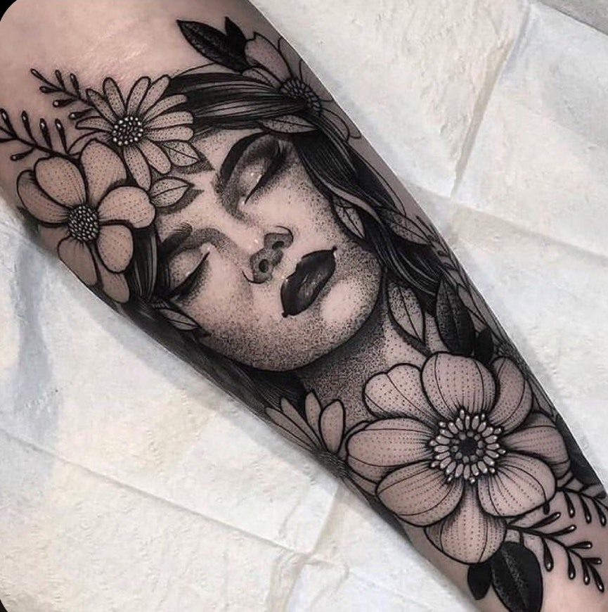 Fashion Tatuagem mulher com flores 