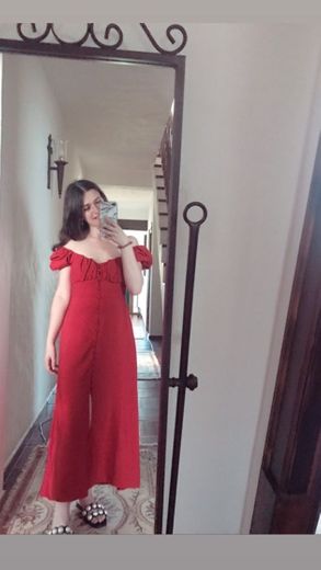 Red dress com sandálias em pele