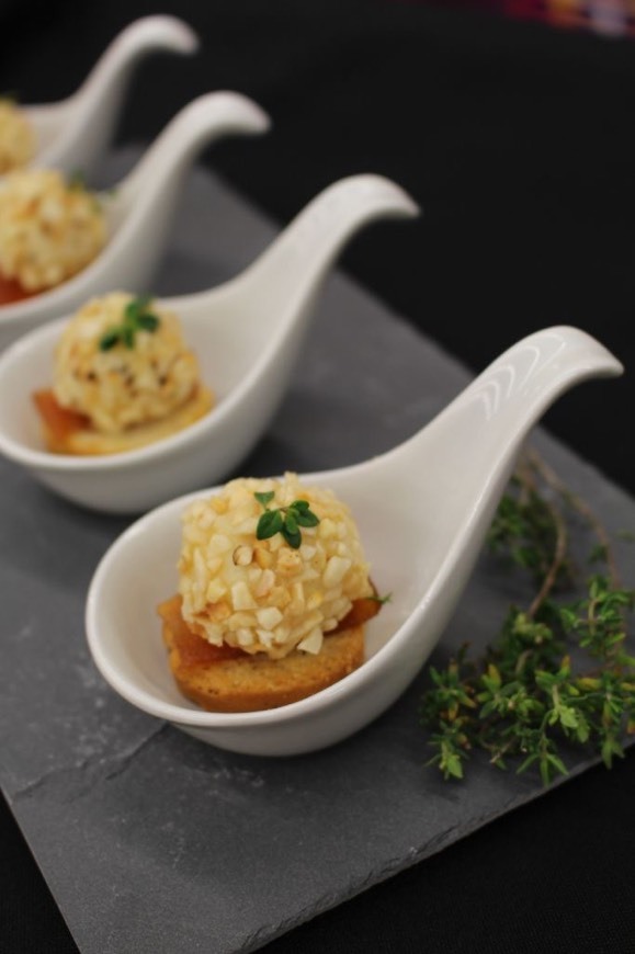 Moda Crostini c/ brigadeiros de queijo de cabra e amêndoa torrada