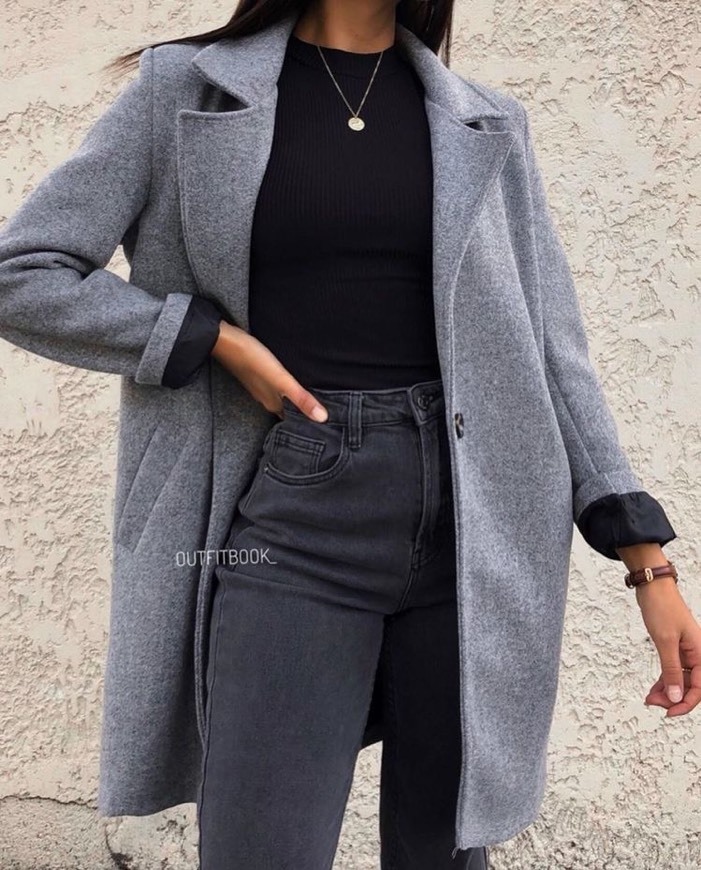 Social Blusa simples preta com calças cinzentas e casaco 