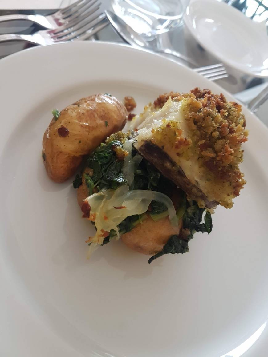 Restaurantes Bacalhau em broa crocante com batata murro e migas de couve