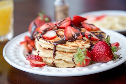 Pancakes with strawberries and nutella
