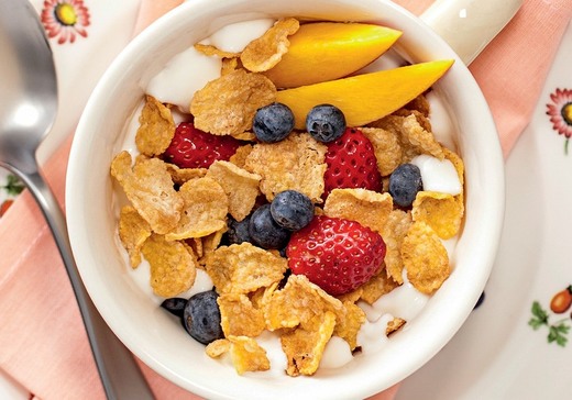 Cereals with yogurt and fruit