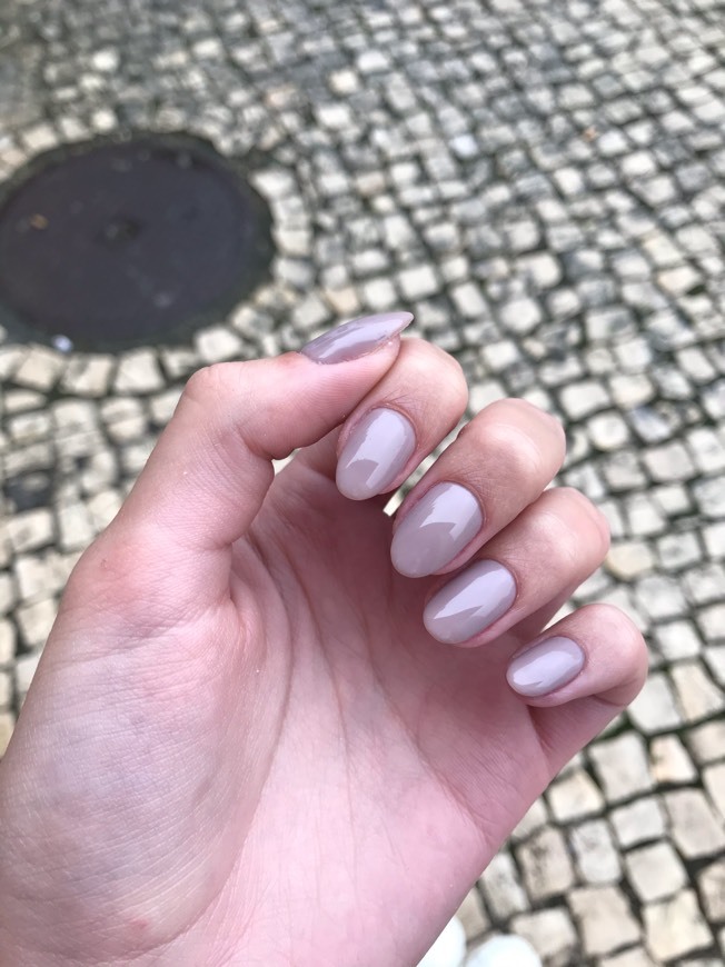 Unhas cor lilás 