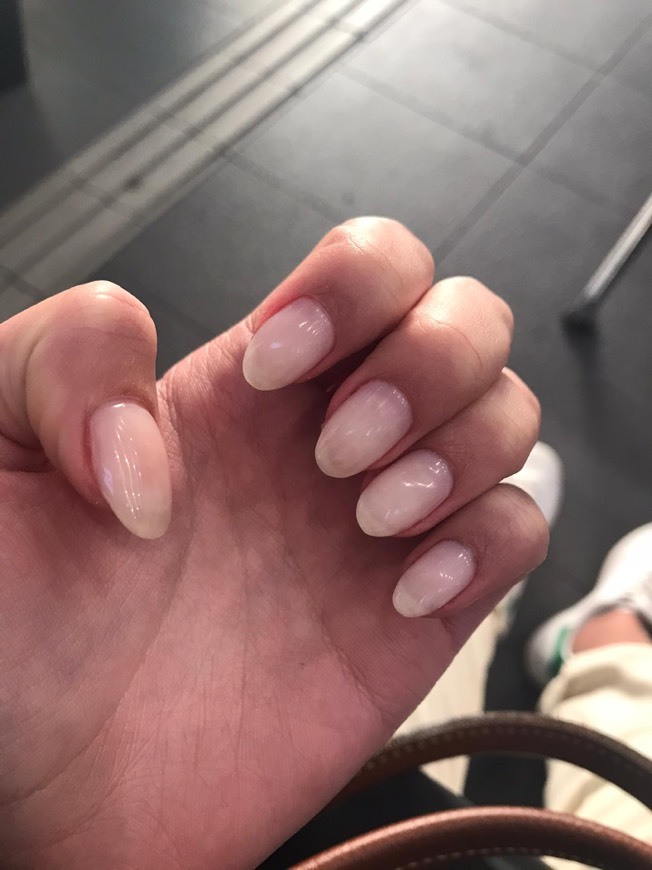 Unhas cor branco leitoso 