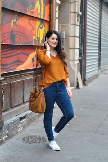 n380: estilismo con blusa anaranjada y zapatillas Converse