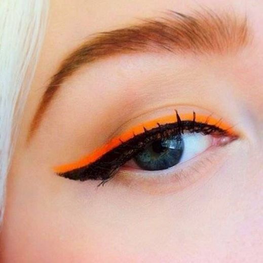 Delineado preto simples com detalhe laranja