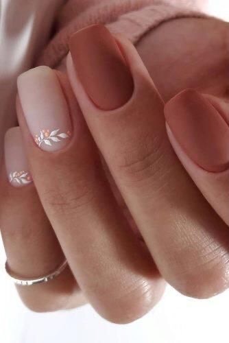 Fashion Unhas de cor beje com flor pequena 