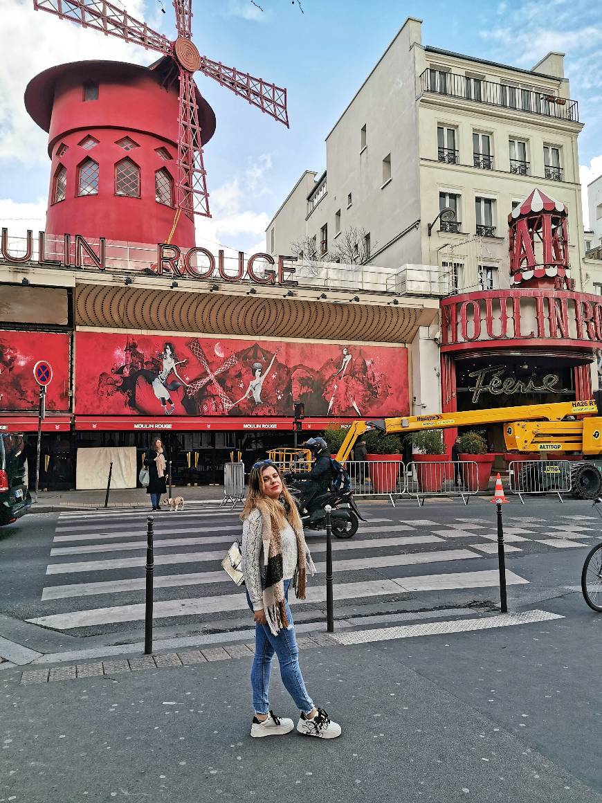 Place Moulin Rouge