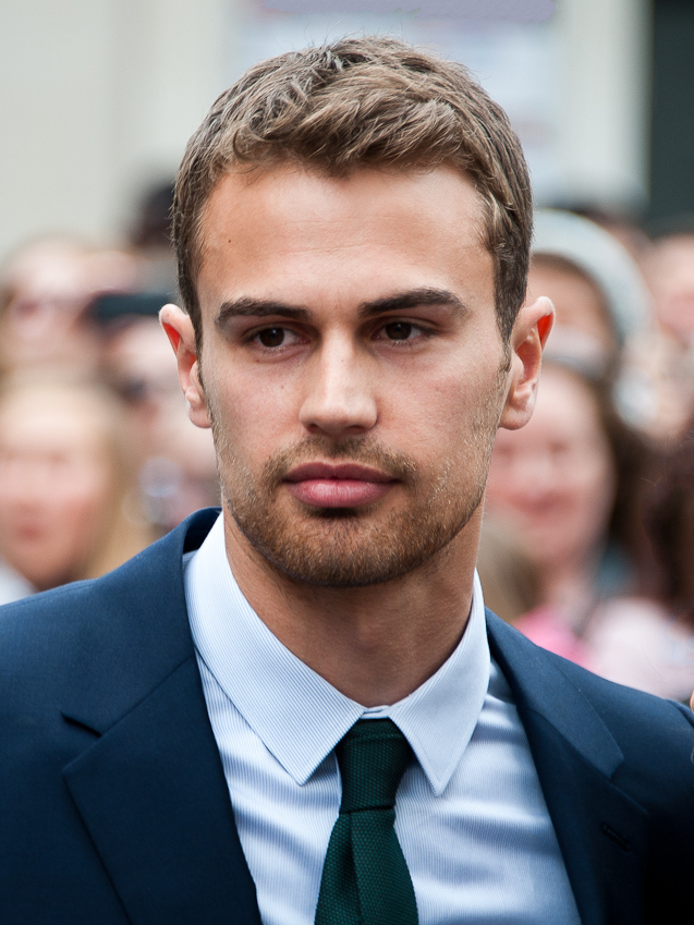 Moda Theo James 