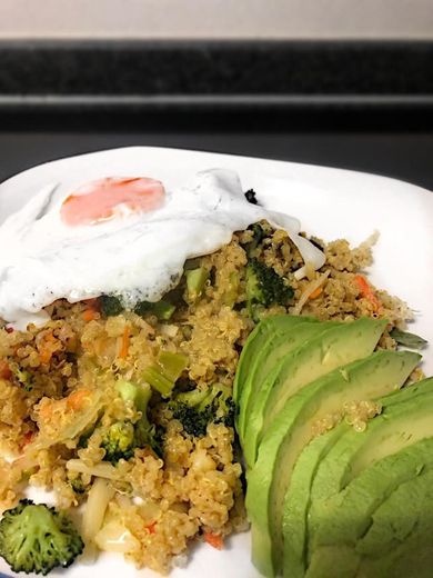 Quinoa salteada com legumes, ovo e abacate 