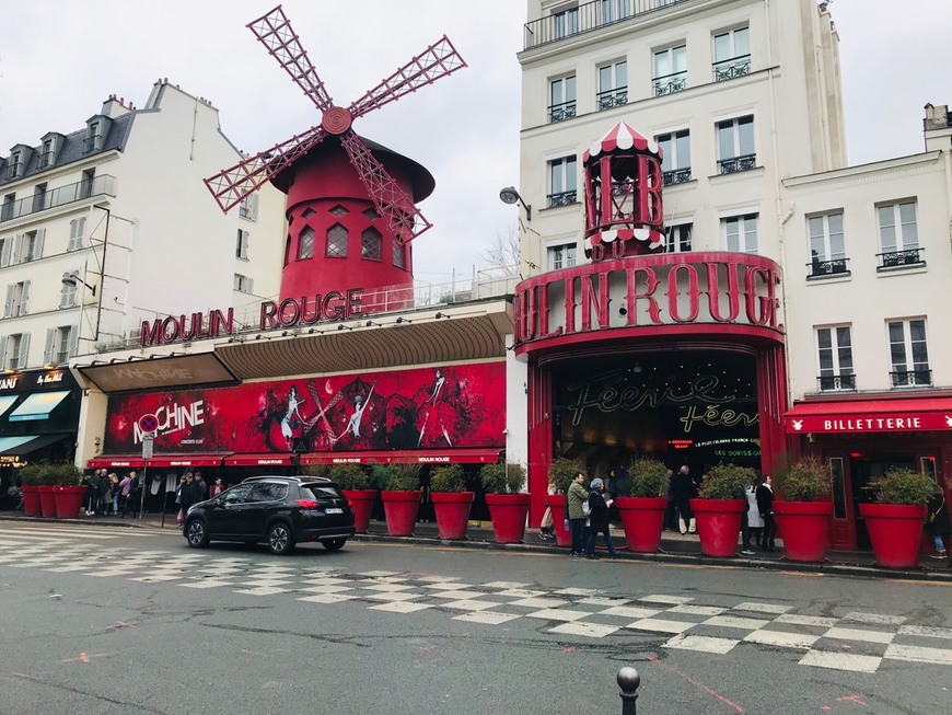 Place Moulin Rouge