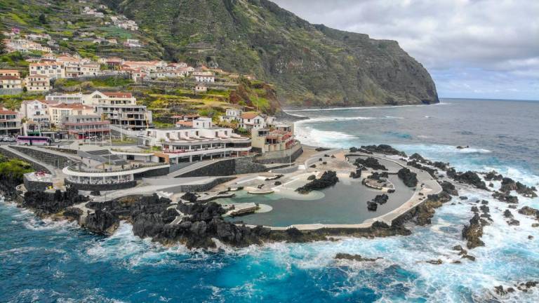 Lugar Piscinas Naturais de Porto Monìz