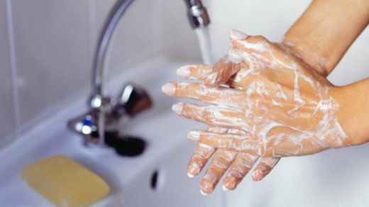 Lavar regularmente as mãos 