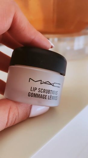 MAC -Lip Scrubtious