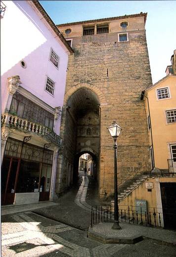 Porta e Torre de Almedina