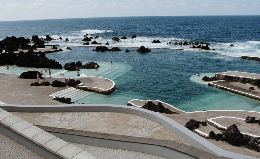 Lugar Piscinas Naturais de Porto Monìz