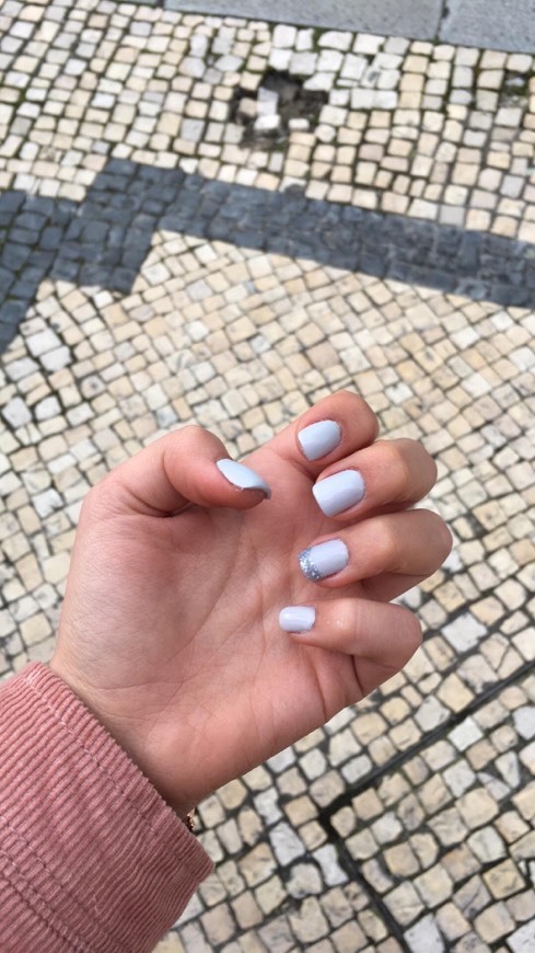 Fashion Unhas cinzentas com detalhe de brilhante