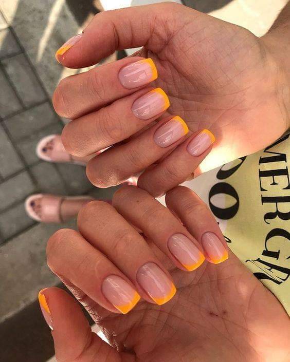 Fashion Unhas nude com detalhe laranja 