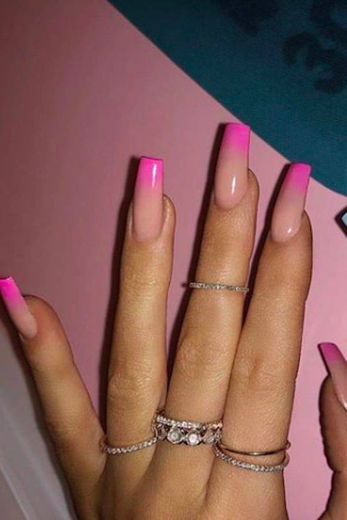 Unhas com detalhe rosa fluorescente 