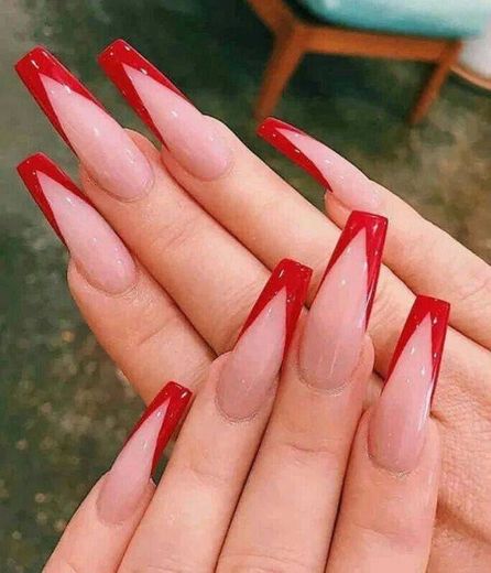 Unhas com promenor vermelho 