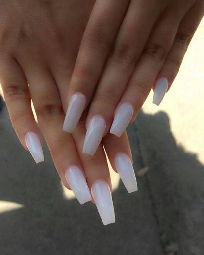 Unhas branco leitoso