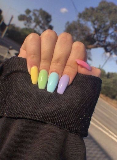 Unhas coloridas em tons pastel