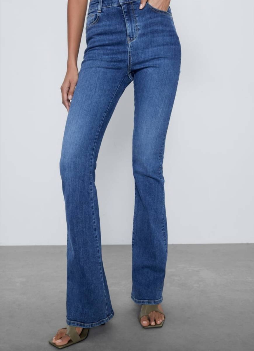 Moda Calça denim à boca de sino 