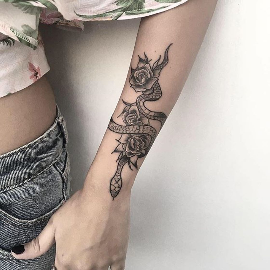 Fashion Tatuagem cobra com flores 🥀