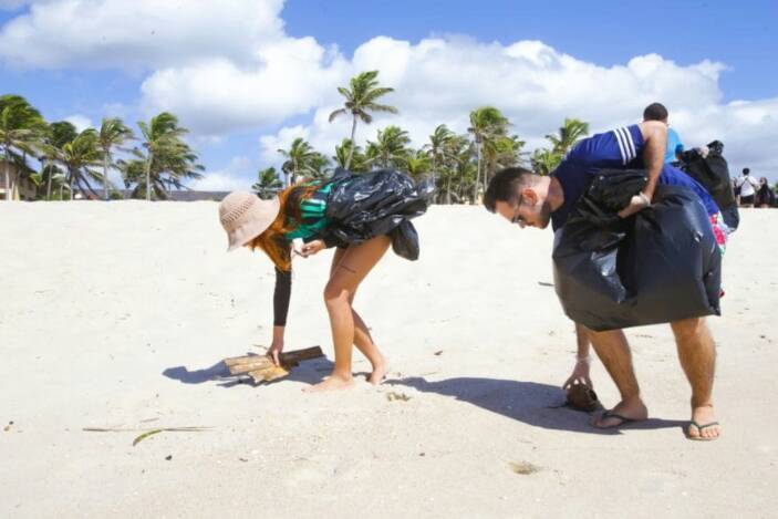 Fashion Plastic Bags on the the beach !