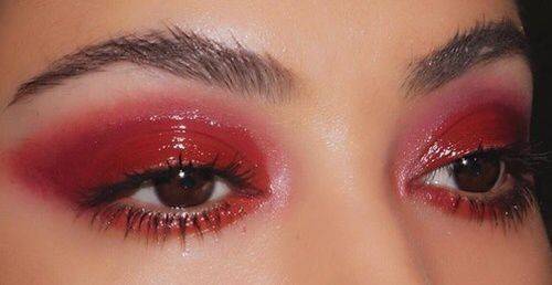 Moda Red glossy eyes