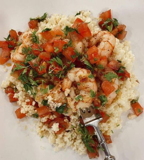 Couscous com camarão e tomate