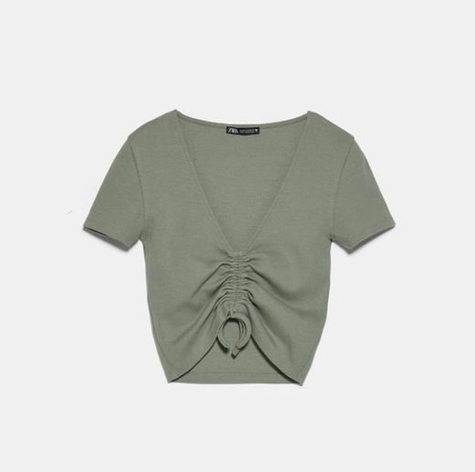 Zara • Tshirt cropped com franzidos 