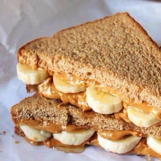 Pão + Manteiga de Amendoim + Banana 