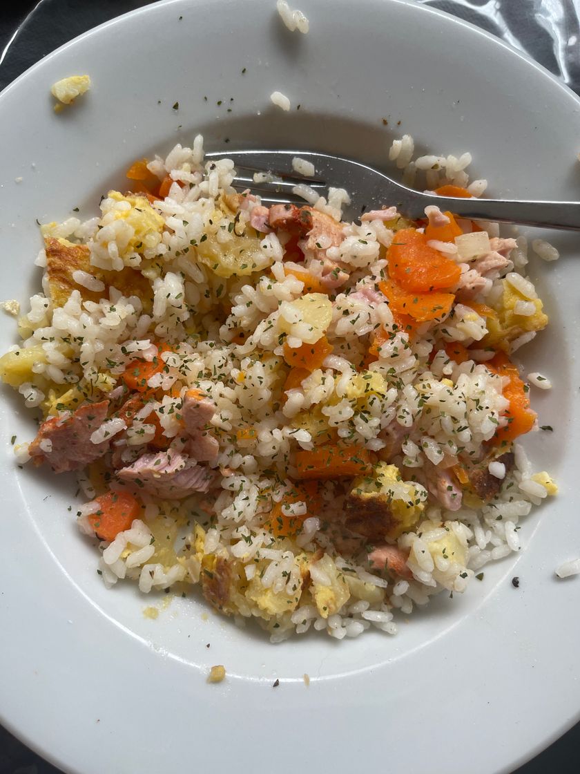 Moda Revuelto de arroz, filetes en salsa de lomo y tortilla de patata. 