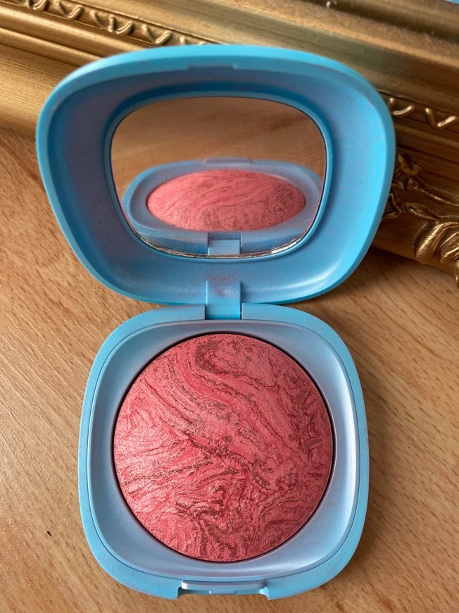 Product Blush em pó com um toque de brilho e um cheirinho agradável