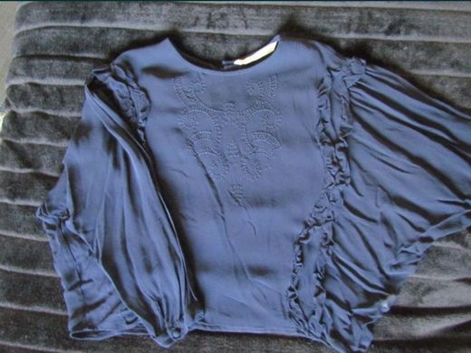 Blusa com bordado azul