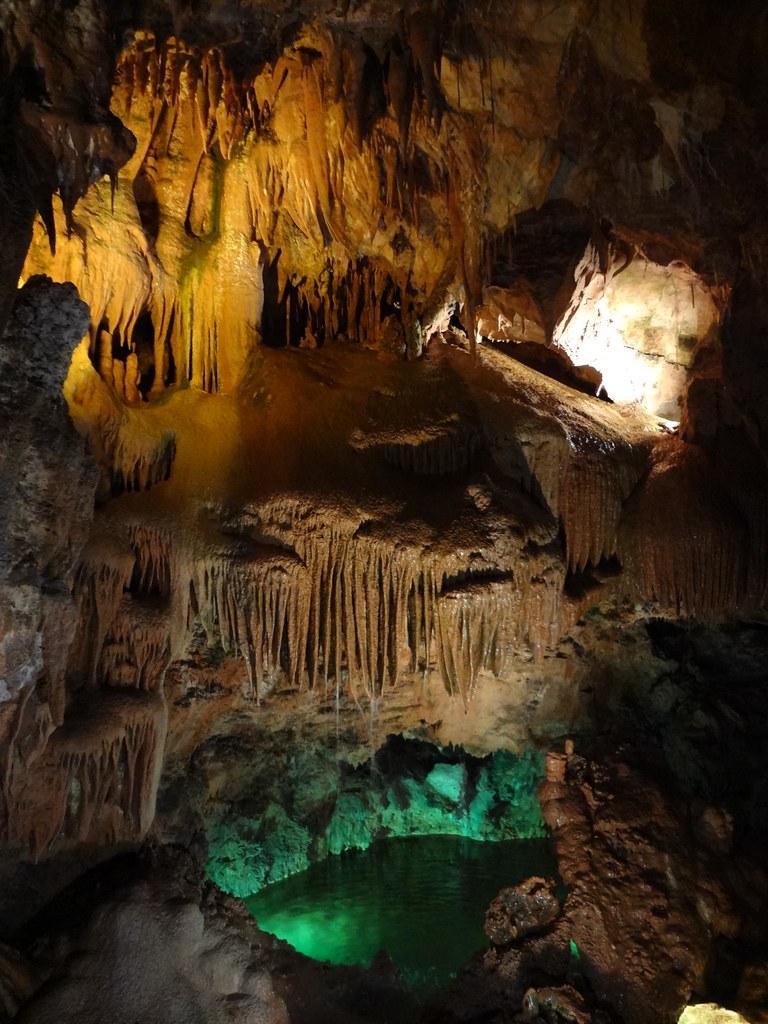 Place Grutas de Mira de Aire