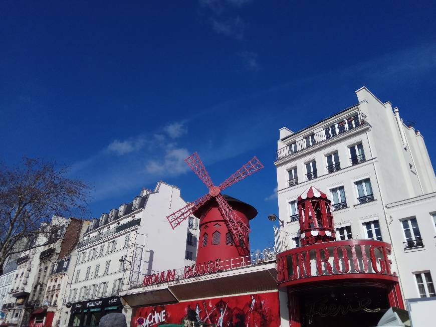 Place Moulin Rouge