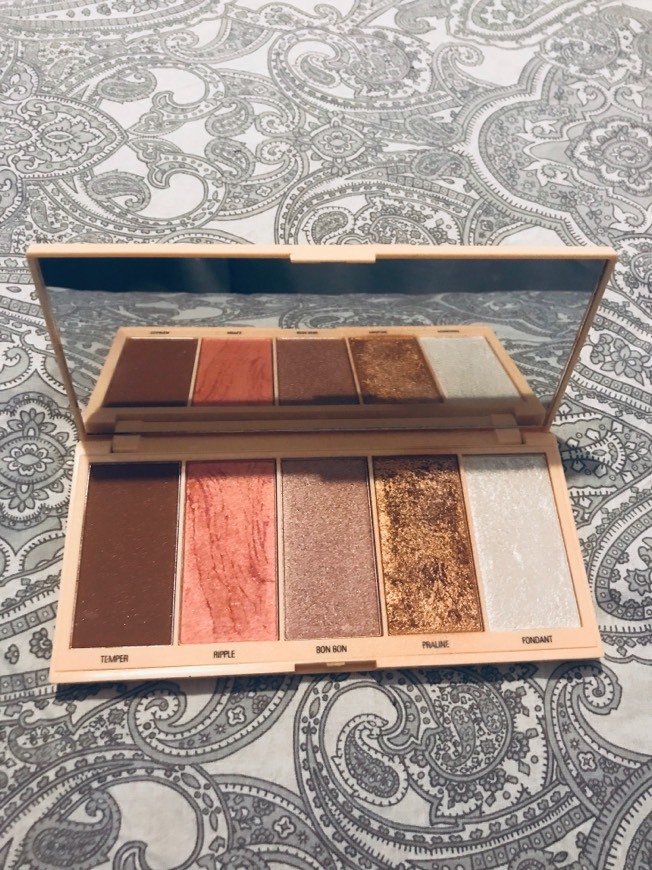 Product REVOLUTION Praline FACE PALETTE