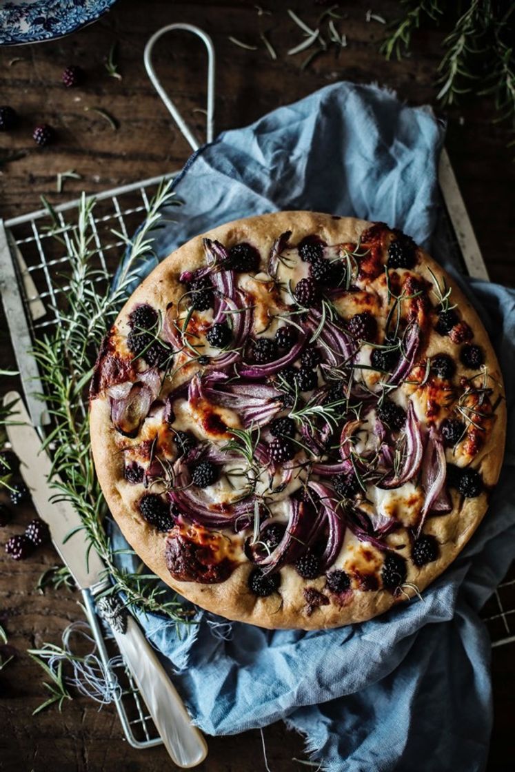 Blackberries, goat cheese and onion focaccia | Mónica Pinto