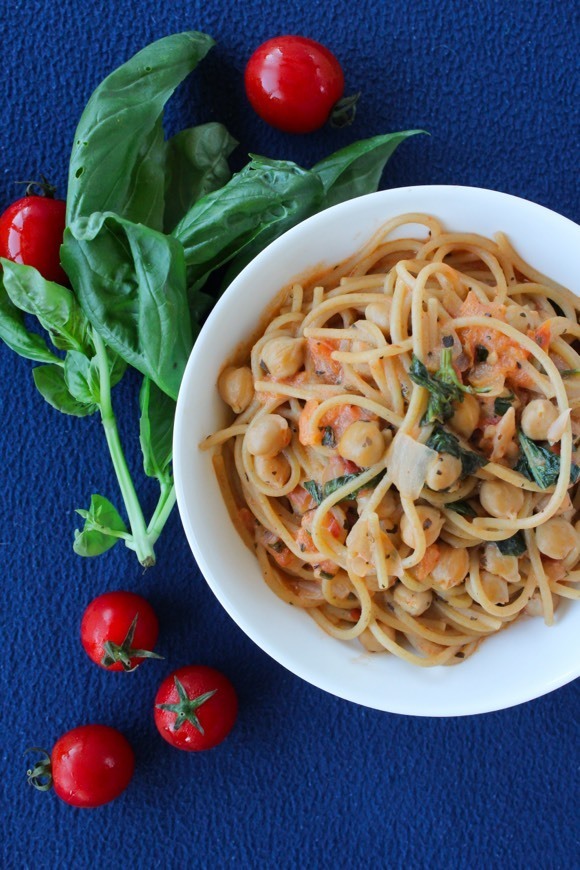 Fashion Esparguete cremoso com grão, tomate e manjericão 