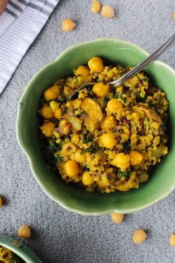 Quinoa amarelita com grão, cogumelos e salsa 