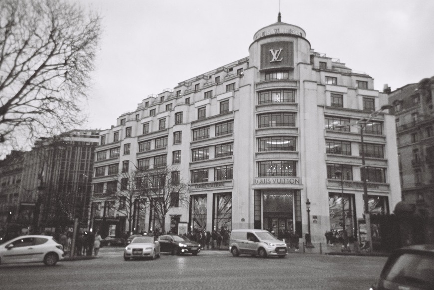 Place Louis Vuitton Maison Champs Élysées